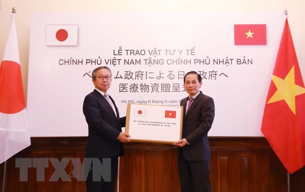 Vietnam presents medical supplies to Japan hinh anh 1