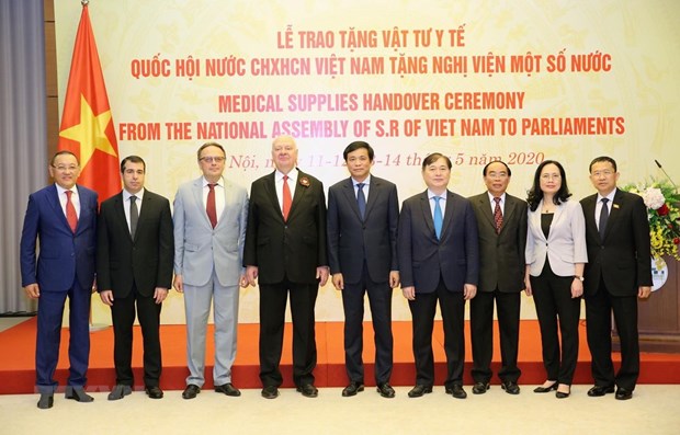 Vietnamese NA presents medical supplies to foreign parliaments hinh anh 1