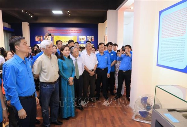 Exhibition tells stories about President Ho Chi Minh with working class hinh anh 1