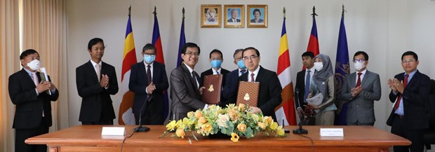 Cambodia inks deal with IRRI to improve rice sector hinh anh 1