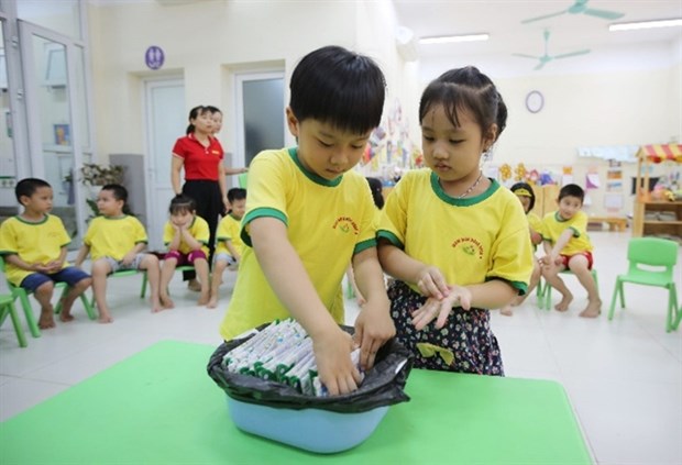 Over one million Hanoi students benefit from School Milk Project hinh anh 1