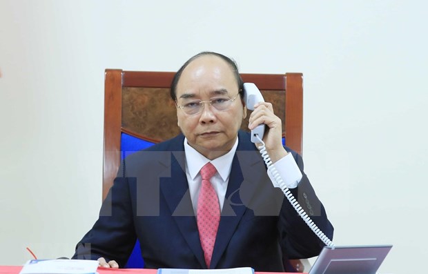 PM Nguyen Xuan Phuc holds phone talk with Singaporean counterpart hinh anh 1