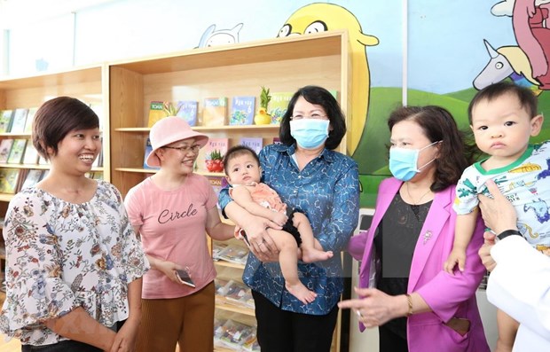 Vice State President visits children with cancer at K Hospital hinh anh 1