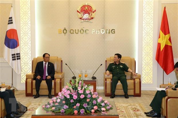 Defence Minister receives RoK diplomat hinh anh 1