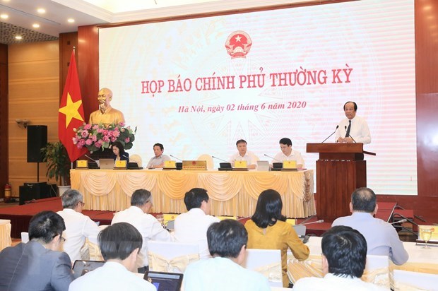 Government press conference clarifies issues of concern hinh anh 1