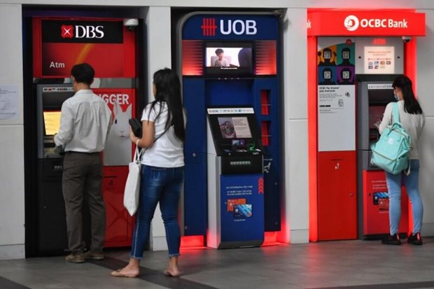 Singaporean banks record spike of deposits hinh anh 1