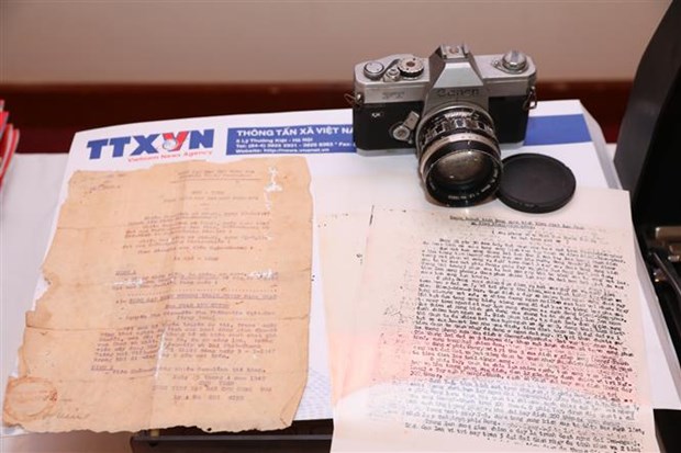 VNA hands over historical items, photos to press museum hinh anh 2