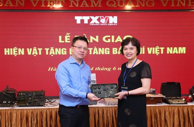 VNA hands over historical items, photos to press museum hinh anh 1