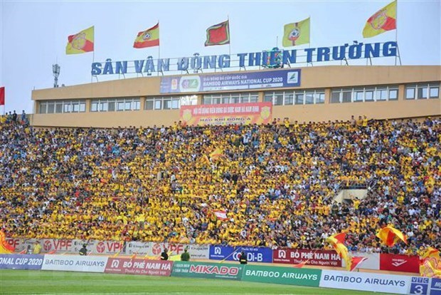International media highlight Vietnam football league with packed crowds hinh anh 1