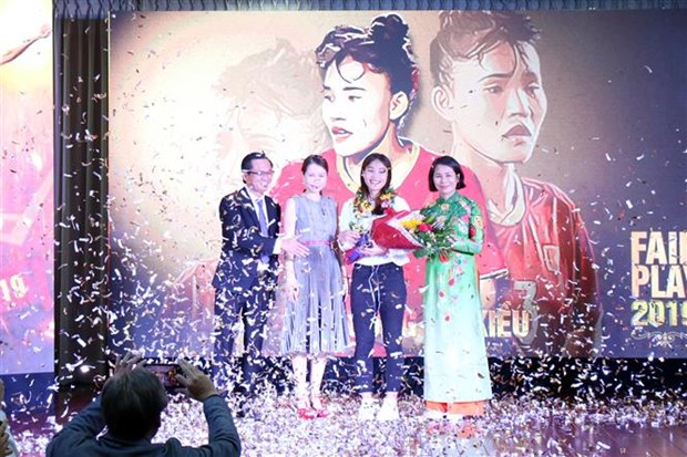 Female defender wins 2019 football fair play award hinh anh 1