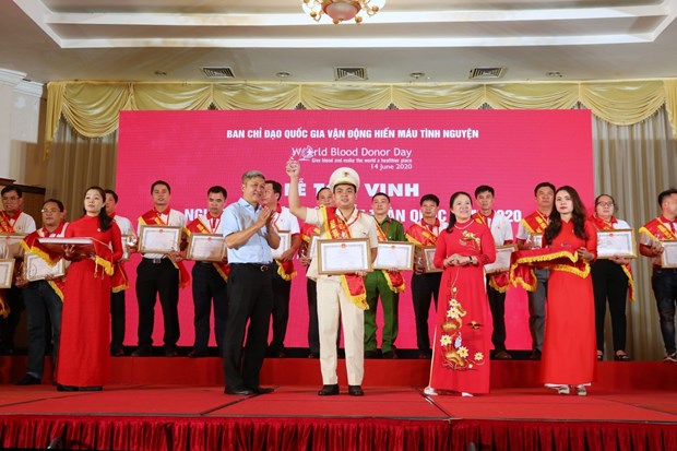 Outstanding blood donors honoured in Hanoi hinh anh 1