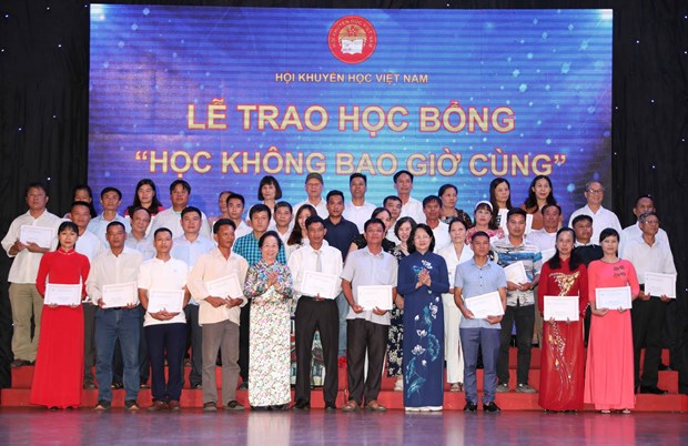 Scholarships presented to encourage learning among all hinh anh 1