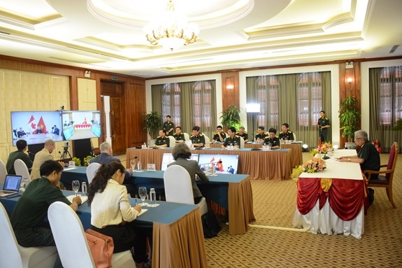 Vietnam boosts defence cooperation with Canada, Australia hinh anh 2