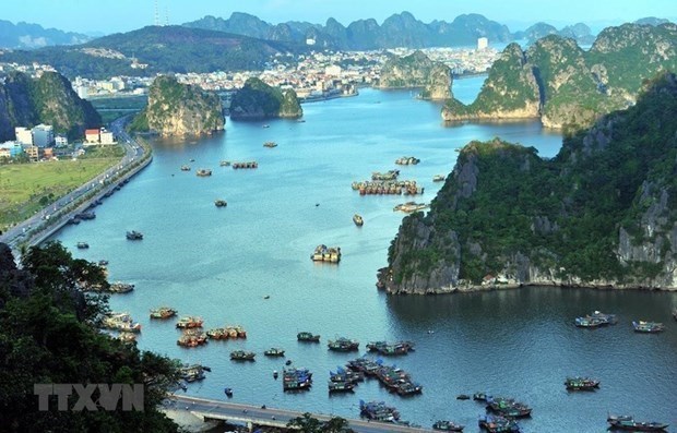 Tourists flock again to Quang Ninh after social distancing rules lifted hinh anh 1