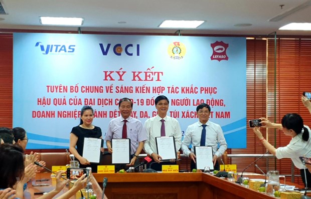 Cooperation statement inked to support garment, footwear workers, companies hinh anh 1