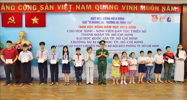 Scholarships granted to disadvantaged students in HCM City hinh anh 1