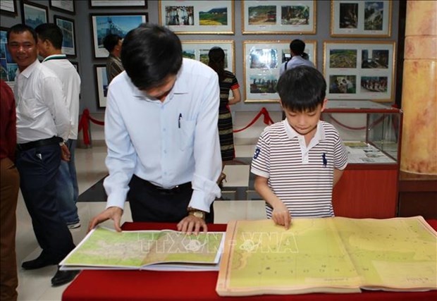 Quang Tri exhibition features Vietnam’s sovereignty over Hoang Sa, Truong Sa hinh anh 1