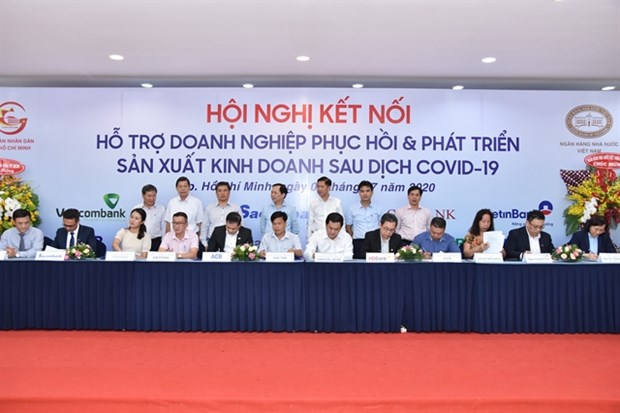 Sacombank signs up to provide loans for COVID-19-affected firms hinh anh 1