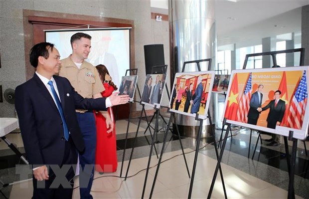 Quang Tri exhibition marks 25-year diplomatic ties of Vietnam, US hinh anh 1