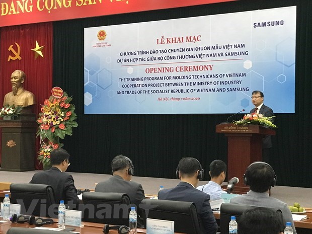 Samsung helps Vietnam train 200 molding technicians hinh anh 1