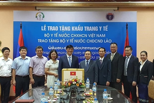 Ministry of Health presents 200,000 face masks to Lao counterpart hinh anh 1