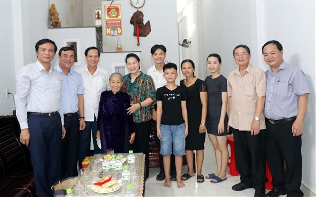 NA Chairwoman visits policy beneficiary families in Quang Nam, Da Nang hinh anh 1