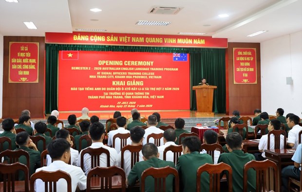 Australia-sponsored English course opens for Vietnamese soldiers hinh anh 1