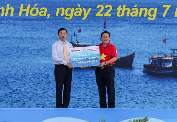 2,000 national flags presented to Thanh Hoa’s fishermen hinh anh 1