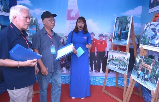 Exhibition on ASEAN Community, Vietnam’s seas and islands opens in Cao Bang hinh anh 1