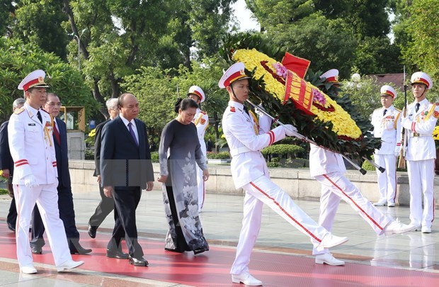 Party, State leaders pay tribute to martyrs hinh anh 1