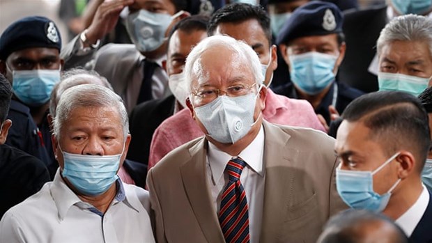 Former Malaysian PM Najib sentenced to 12 years in prison hinh anh 1