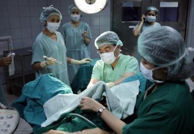 Thailand permits medical tourists to return, but under strict control hinh anh 1