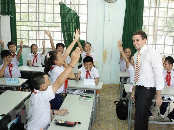US volunteers teaching English to help boost ties hinh anh 1