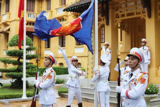 Hanoi flag hoisting ceremony marks ASEAN’s 53rd founding anniversary hinh anh 1