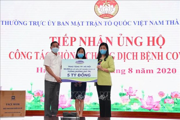Hanoi receives 50,000 COVID-19 sample collection kits from Vinamilk hinh anh 1