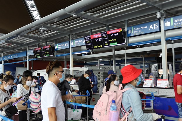 Nearly 240 Vietnamese citizens brought home from Malaysia hinh anh 1