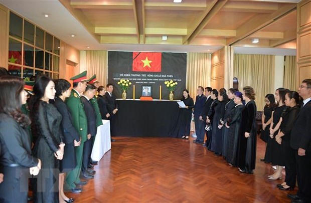 Foreign officials pay respect to late Vietnamese leader abroad hinh anh 1