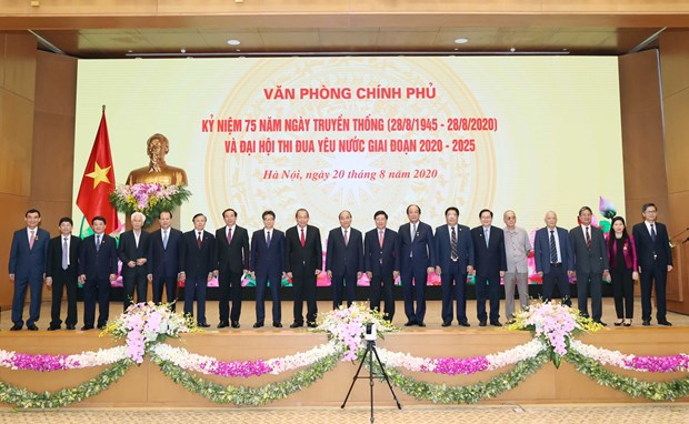 Government Office should be pioneer in emulation campaigns: PM hinh anh 1