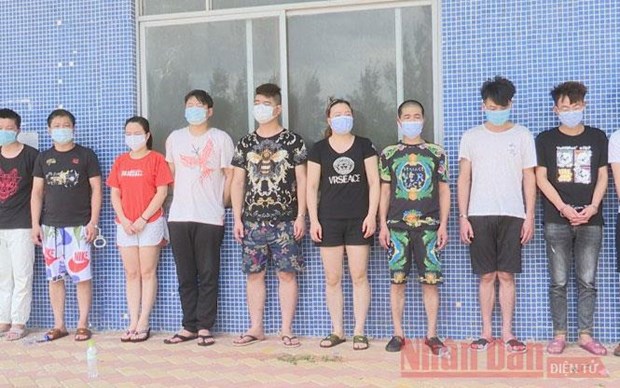 Quang Ninh police arrest wanted Chinese nationals for gambling hinh anh 1