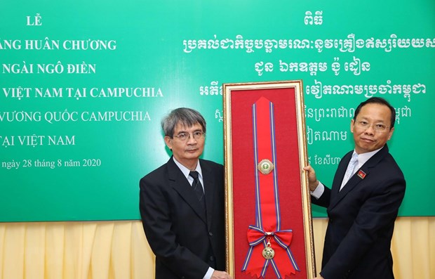 Cambodia’s Royal Order posthumously presented to former Ambassador hinh anh 1