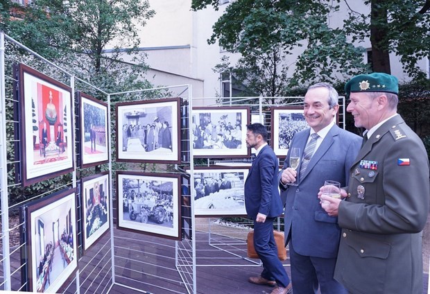 Photo exhibition spotlights Vietnam-Czech traditional relations hinh anh 1