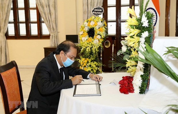 Deputy Foreign Minister pays homage to former Indian leader hinh anh 1
