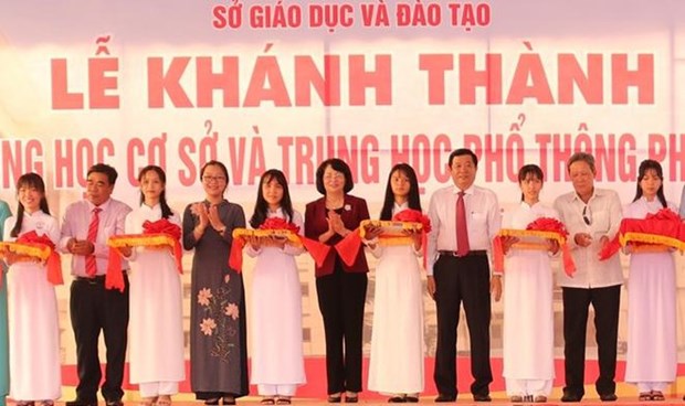 Vice President attends school inauguration ceremony in Vinh Long hinh anh 1