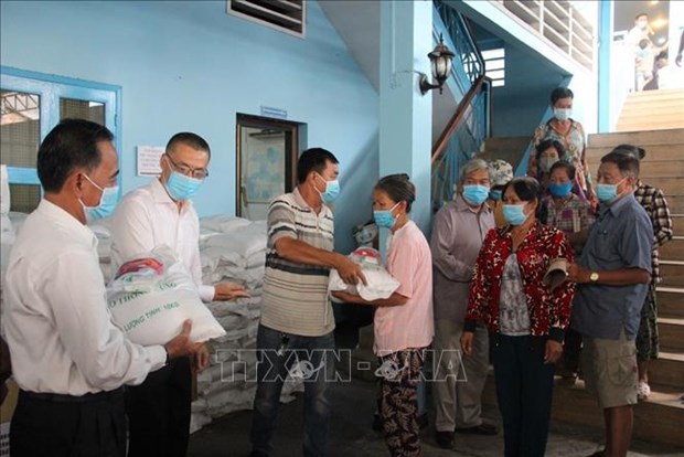 More relief delivered to pandemic-hit Vietnamese Cambodians hinh anh 1