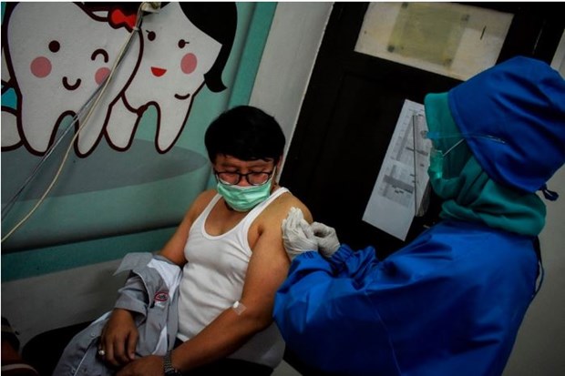 Indonesia to set aside over 2.7 billion USD for COVID-19 vaccine procurement hinh anh 1