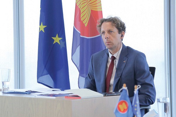 EU presents over 200 masters scholarships to ASEAN students hinh anh 1