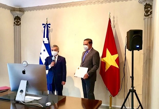 Honduras President wishes to step up ties with Vietnam hinh anh 1