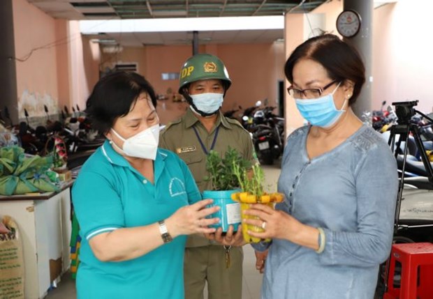 HCM City’s downtown district encourages green living by exchanging necessities for waste hinh anh 1