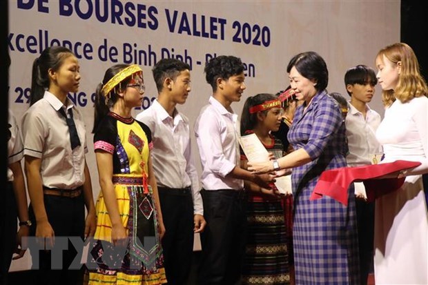 Vallet scholarships granted to Vietnamese students hinh anh 1