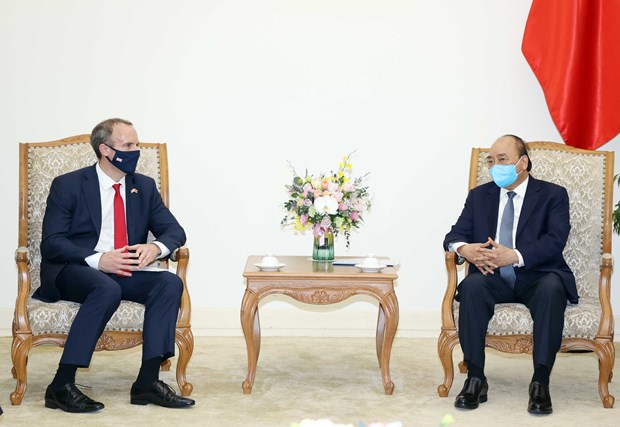 PM Nguyen Xuan Phuc welcomes UK foreign minister hinh anh 1